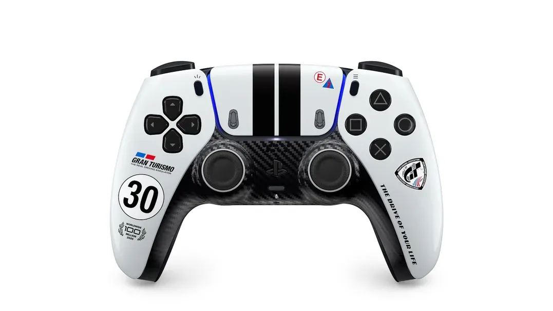 Pady DualSense - przezroczyste kontrolery w kolorach pomaranczowym, zielonym i szarym obok limitowanej edycji Gran Turismo